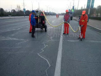 強化春季公路養(yǎng)護，保證道路通暢